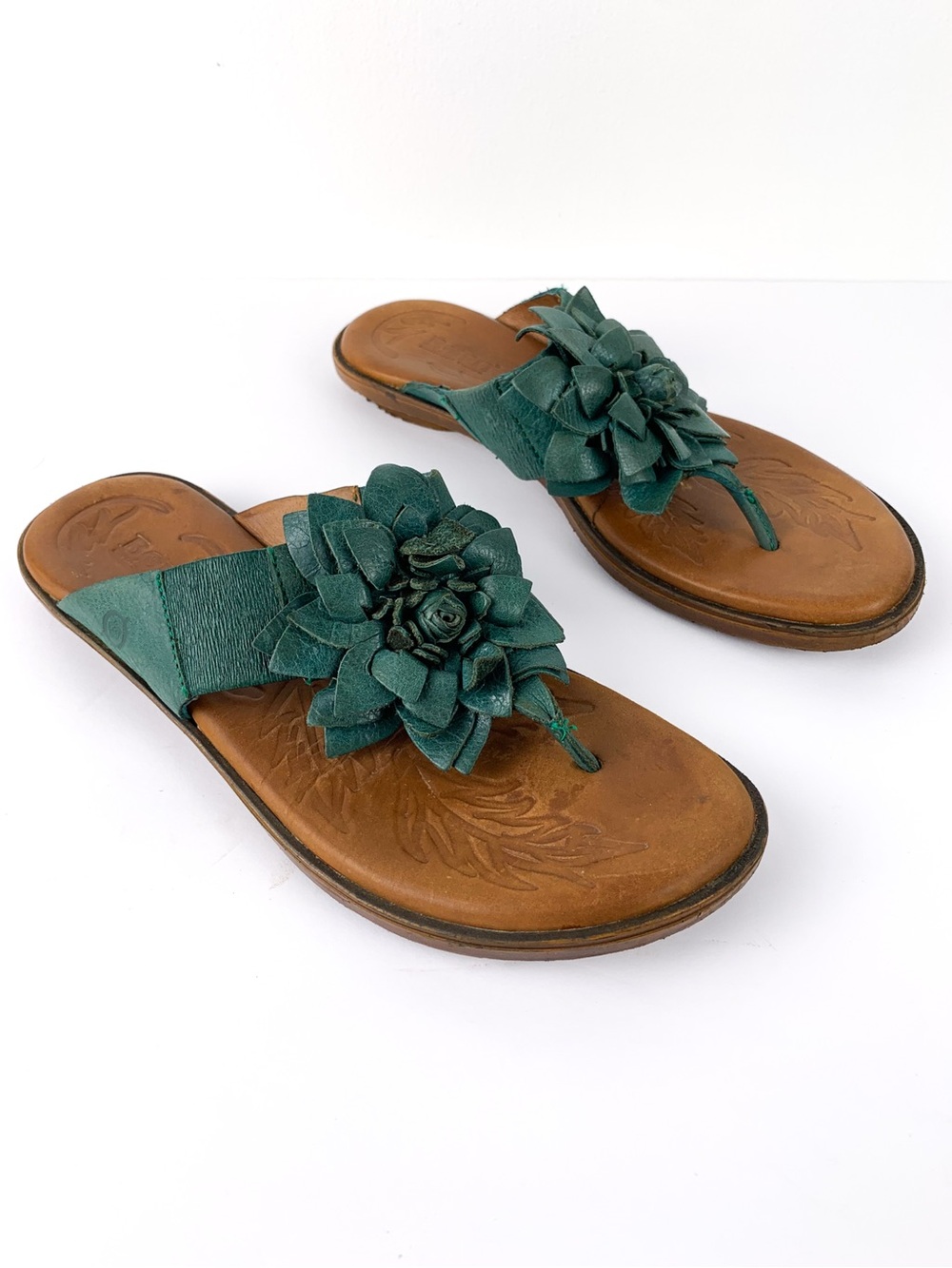 Born Astrid leather flower sandals green handcrafted floral thong flip flop sz 9